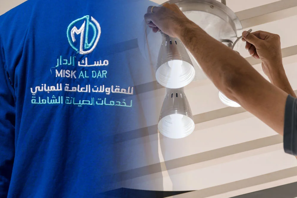 فني تركيب إضاءات من شركة مسك الدار